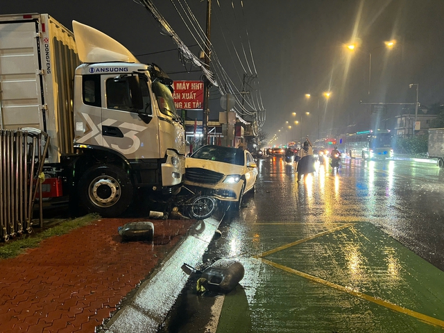 Ô tô tông xe liên hoàn trên đường Đỗ Mười, 1 người tử vong- Ảnh 1.