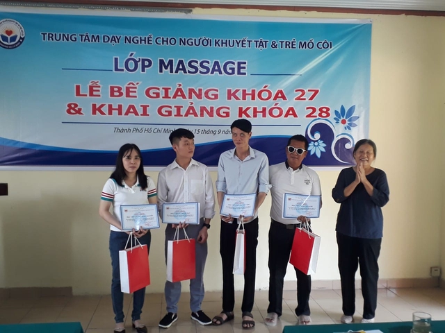 Người thầy khiếm thị gieo ước mơ bóng đá- Ảnh 3.