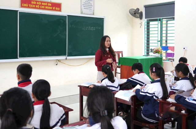 Giáo viên hợp đồng 10-20 năm ở Nghệ An thấp thỏm vì quy định mới - Ảnh 1.