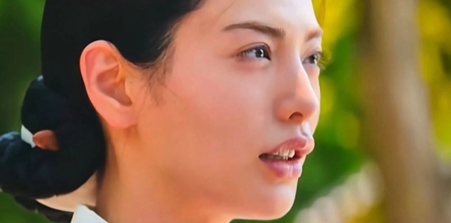 'Mỹ nhân đẹp nhất thế giới' xin lỗi vì tạo hình trong phim 19+ - Ảnh 2.