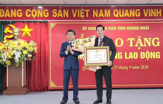Gi&aacute;m đốc Sở Y tế tỉnh Quảng Ng&atilde;i nhận Hu&acirc;n chương Lao động hạng Ba- Ảnh 1.