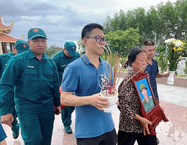 Người cha 97 tuổi, người mẹ 95 tuổi 'gặp' lại con liệt sĩ sau 53 năm- Ảnh 4.