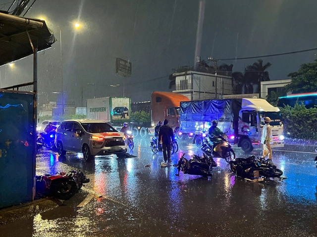 Ô tô tông xe liên hoàn trên đường Đỗ Mười, 1 người tử vong- Ảnh 2.