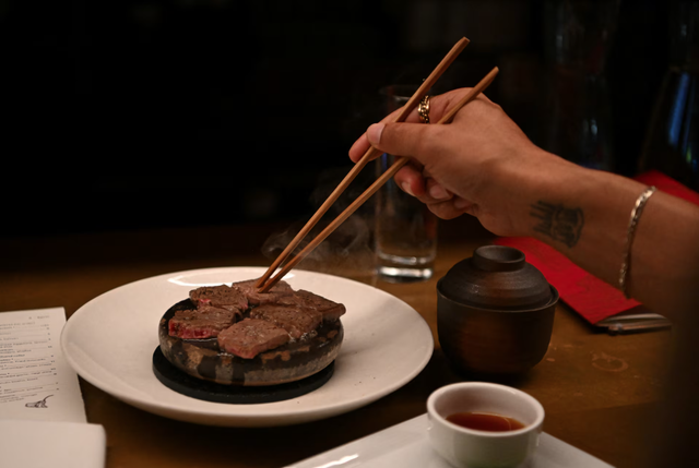Eating with someone you love can lower blood sugar levels, study shows - Ảnh 1.
