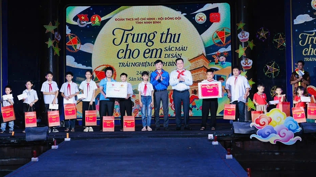 Thắp lên niềm tin, hy vọng và ước mơ cho các em thiếu nhi - Ảnh 2.