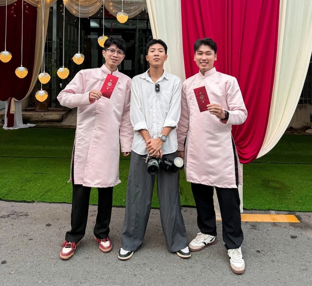 Thợ chụp ảnh nhiệt tình bê tráp giúp chú rể vì thiếu người: Dân mạng thích thú - Ảnh 4.