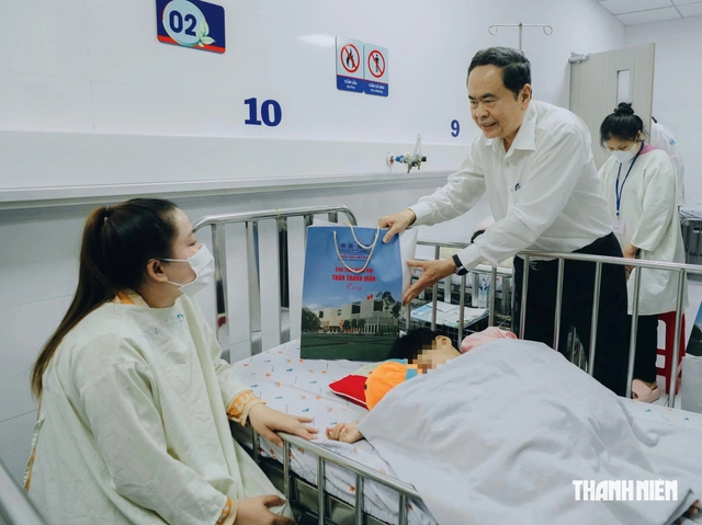 Chủ tịch Quốc hội Trần Thanh Mẫn thăm, tặng quà bệnh nhi dịp tết Trung thu - Ảnh 4.