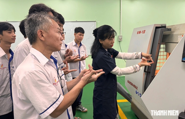 Người đàn ông U60 trở lại trường, làm 'đầu tàu' sinh viên đôi mươi - Ảnh 2.