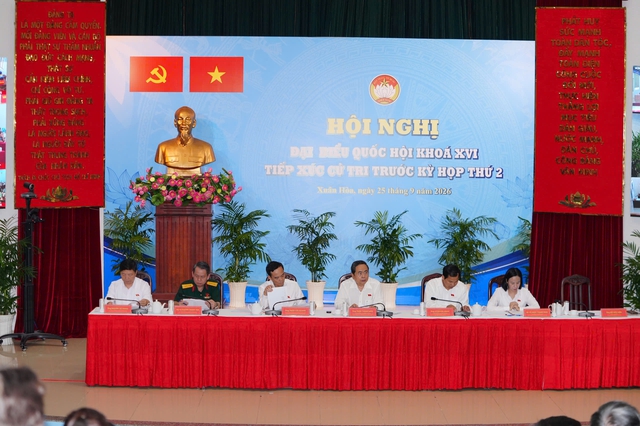 Chủ tịch Quốc hội Trần Thanh Mẫn tiếp xúc cử tri tại TP.HCM - Ảnh 2.