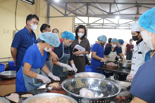 Loạt vi phạm trong bếp ăn bán trú bị phụ huynh phản ánh có món 'thịt lạ' - Ảnh 1.