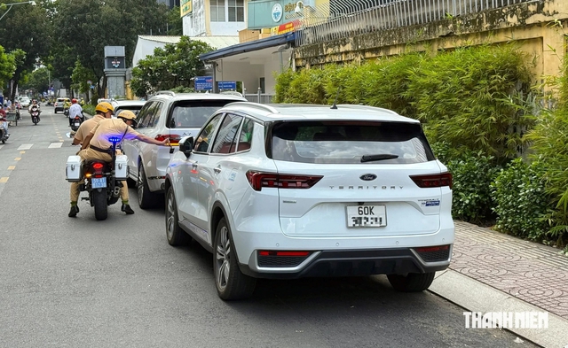Dừng &ocirc; t&ocirc; v&agrave;i ph&uacute;t đ&oacute;n người, t&agrave;i xế c&oacute; được tắt m&aacute;y v&agrave; rời ghế l&aacute;i? - Ảnh 2.
