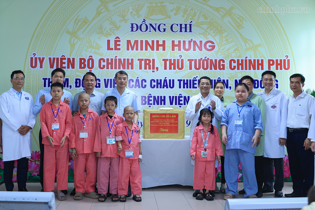 Thủ tướng Lê Minh Hưng thăm, tặng quà bệnh nhi tại Bệnh viện K dịp trung thu- Ảnh 1.
