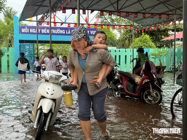 Mưa gây ngập sâu tại Cà Mau, học sinh mầm non đến THCS Khánh Bình nghỉ học- Ảnh 1.