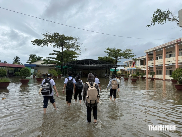 Mưa gây ngập sâu tại Cà Mau, học sinh mầm non đến THCS Khánh Bình nghỉ học- Ảnh 3.