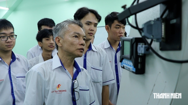 Người đàn ông U60 trở lại trường, làm 'đầu tàu' sinh viên đôi mươi - Ảnh 1.
