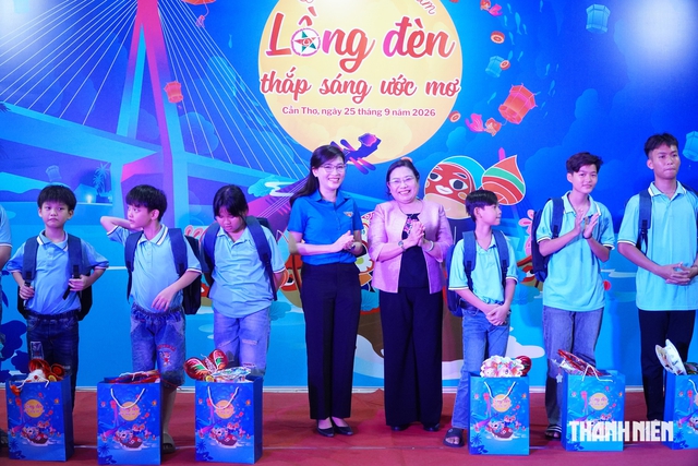 Hơn 7 triệu lồng đèn và 800.000 phần quà trung thu tặng thiếu nhi khó khăn- Ảnh 6.