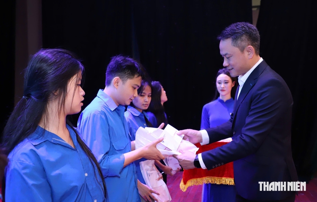 Nh&agrave; thơ Trần Đăng Khoa tiết lộ 'b&iacute; mật' gi&uacute;p &ocirc;ng trở th&agrave;nh người nổi tiếng- Ảnh 1.