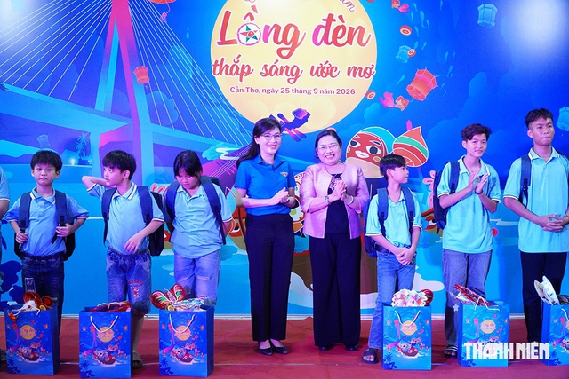 T.Ư Đoàn thắp sáng ước mơ thiếu nhi từ biên giới đến miền xuôi - Ảnh 2.