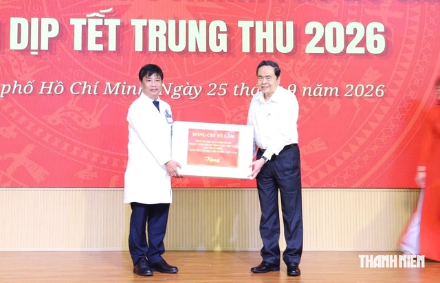Chủ tịch Quốc hội Trần Thanh Mẫn thăm, tặng quà bệnh nhi dịp tết Trung thu - Ảnh 2.