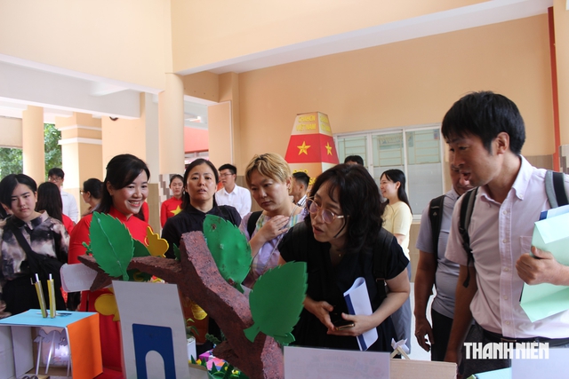 Giảng viên Nhật Bản thích thú thăm vườn rau học sinh TP.HCM chăm sóc - Ảnh 8.