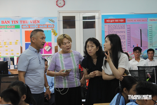 Giảng viên Nhật Bản thích thú thăm vườn rau học sinh TP.HCM chăm sóc - Ảnh 11.