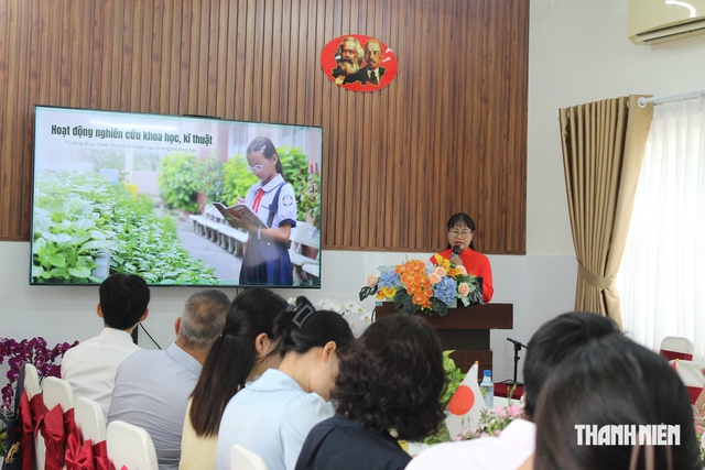 Giảng viên Nhật Bản thích thú thăm vườn rau học sinh TP.HCM chăm sóc - Ảnh 6.