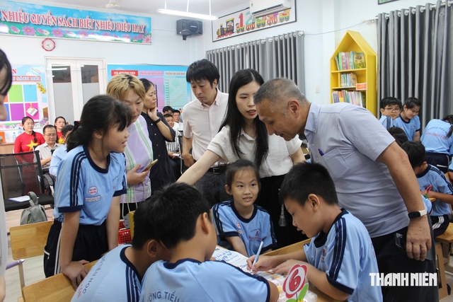 Giảng viên Nhật Bản thích thú thăm vườn rau học sinh TP.HCM chăm sóc - Ảnh 1.