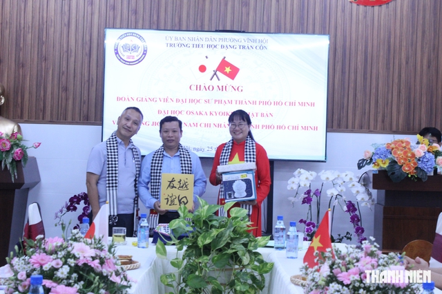 Giảng viên Nhật Bản thích thú thăm vườn rau học sinh TP.HCM chăm sóc - Ảnh 16.