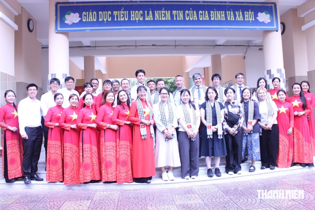 Giảng viên Nhật Bản thích thú thăm vườn rau học sinh TP.HCM chăm sóc - Ảnh 17.