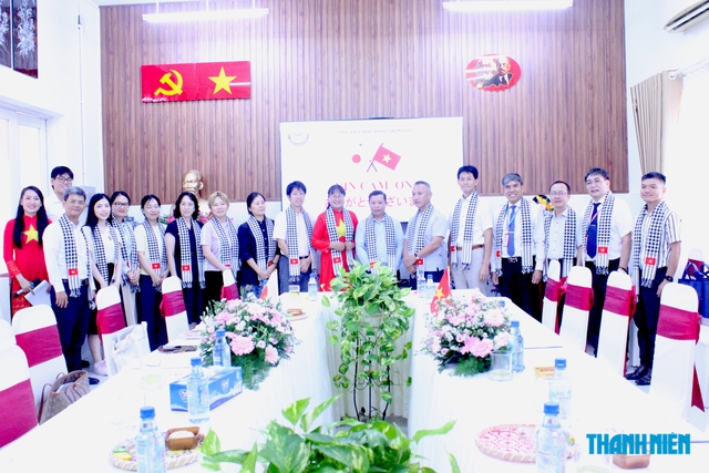 Giảng viên Nhật Bản thích thú thăm vườn rau học sinh TP.HCM chăm sóc - Ảnh 15.