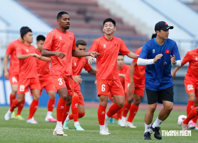 Đội tuyển Việt Nam tập rất sung, làm quen sân Harupat sẵn sàng đấu Philippines: Hoàng Đức báo tin vui- Ảnh 2.