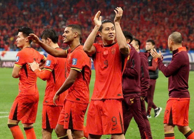 U.23 Trung Quốc thắng đậm Th&aacute;i Lan 3-0 nhờ l&atilde;o tướng&hellip; 37 tuổi rực s&aacute;ng: V&agrave;o b&aacute;n kết đấu H&agrave;n Quốc- Ảnh 1.