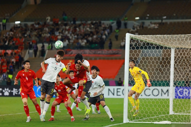 U.23 Trung Quốc thắng đậm Th&aacute;i Lan 3-0 nhờ l&atilde;o tướng&hellip; 37 tuổi rực s&aacute;ng: V&agrave;o b&aacute;n kết đấu H&agrave;n Quốc- Ảnh 2.