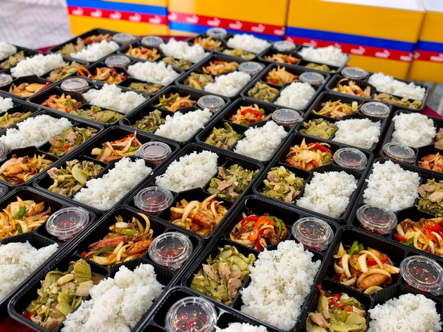 Người phụ nữ nấu 200 suất cơm trong 2 ngày tặng bà con vùng lũ - Ảnh 2.