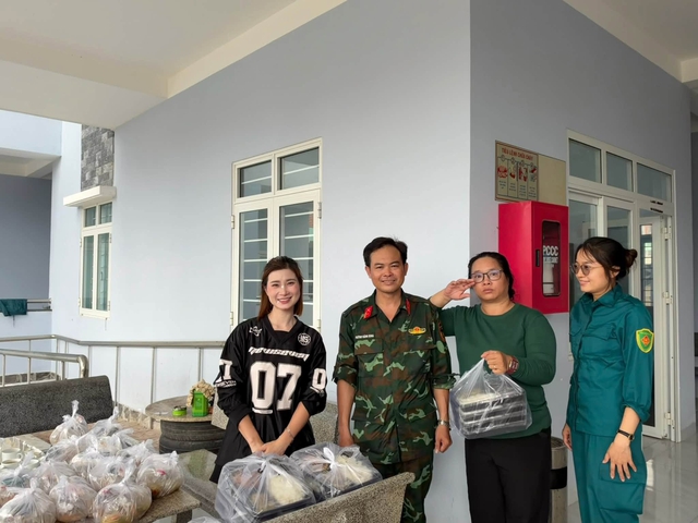 Người phụ nữ nấu 200 suất cơm trong 2 ngày tặng bà con vùng lũ - Ảnh 4.