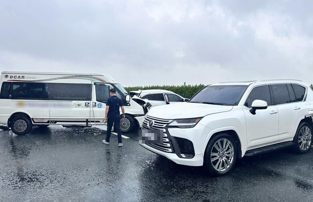 Tạm giữ t&agrave;i xế xe Lexus dừng đột ngột tr&ecirc;n cao tốc g&acirc;y tai nạn li&ecirc;n ho&agrave;n- Ảnh 1.