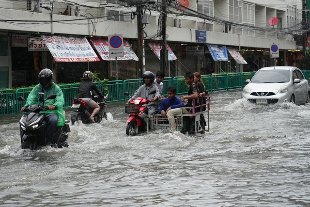 Thủ đô Thái Lan ngập sâu, người dân ‘bì bõm’ lội nước - Ảnh 4.