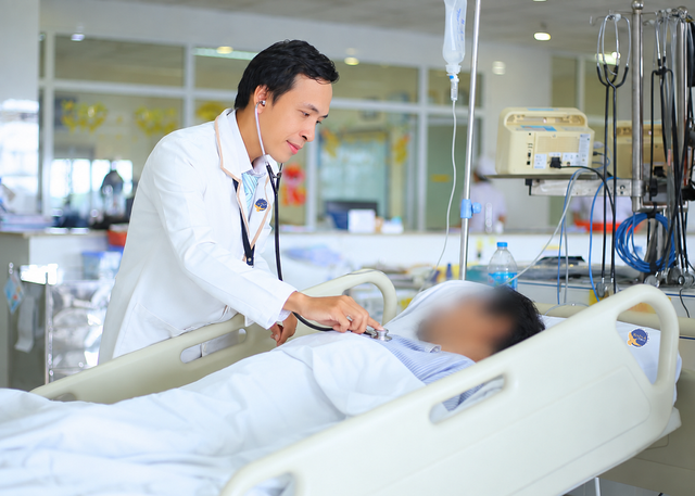 Uống nhầm hóa chất cất trong tủ lạnh, người đàn ông tổn thương thực quản - Ảnh 1.