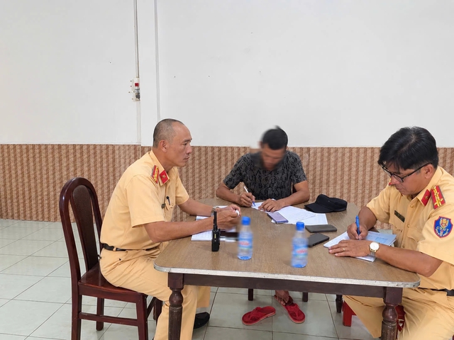 Xe tải làm đổ đất trên đường Cộng Hòa: Tài xế nói 'mưa nên không hay biết'- Ảnh 1.
