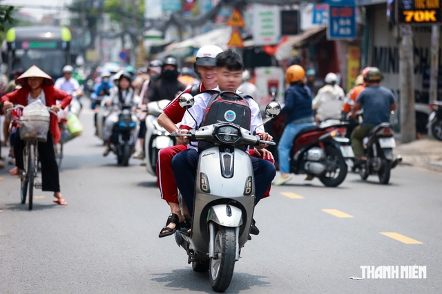 Trường c&oacute; nhiều học sinh vi phạm giao th&ocirc;ng, hiệu trưởng chịu tr&aacute;ch nhiệm thế n&agrave;o? - Ảnh 2.