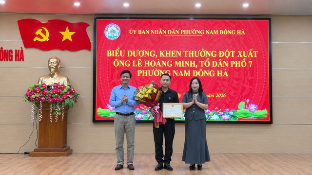 Cứu 4 học sinh giữa biển, người đ&agrave;n &ocirc;ng được khen thưởng đột xuất- Ảnh 2.