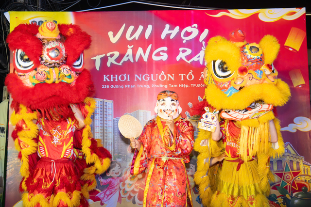 Hàng trăm gia đình vui hội trung thu tại Phố Lồng Đèn phường Tam Hiệp- Ảnh 1.