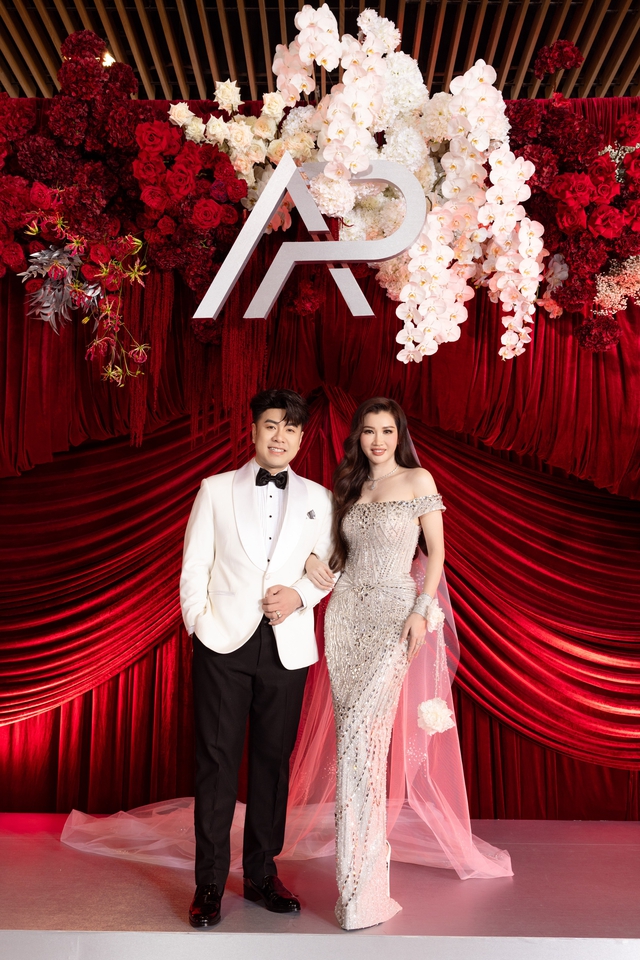 Vợ CEO của Akira Phan diện v&aacute;y cưới khoe nhan sắc quyến rũ - Ảnh 3.