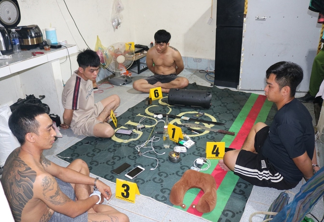 Tạm giữ nh&oacute;m sử dụng ma t&uacute;y c&oacute; nhiều dao v&agrave; 1 vật nghi l&agrave; s&uacute;ng- Ảnh 1.