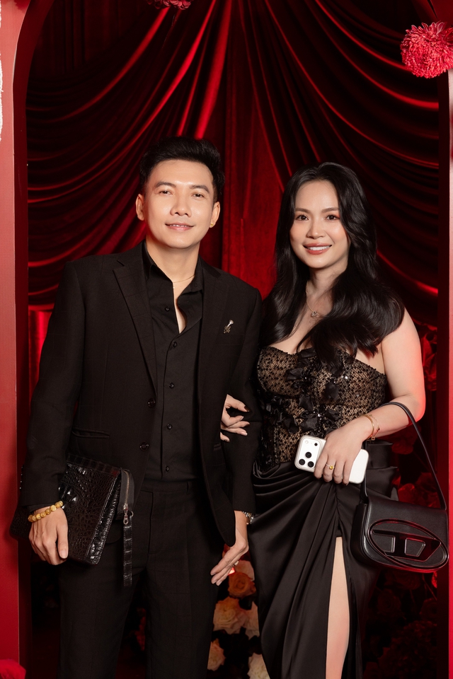Vợ CEO của Akira Phan diện v&aacute;y cưới khoe nhan sắc quyến rũ - Ảnh 10.