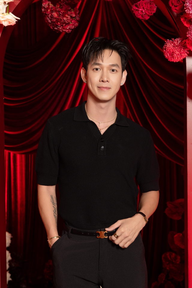 Vợ CEO của Akira Phan diện v&aacute;y cưới khoe nhan sắc quyến rũ - Ảnh 6.