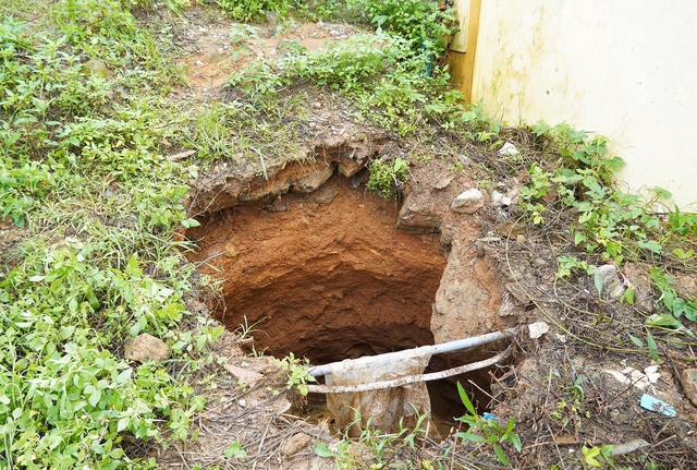 Hai điểm sụt l&uacute;n đất nguy hiểm, li&ecirc;n tiếp xuất hiện ở Quảng Trị- Ảnh 1.