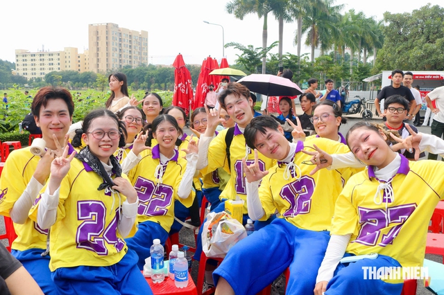 C&oacute; một ng&agrave;y hội để t&acirc;n sinh vi&ecirc;n 'ch&aacute;y' hết m&igrave;nh - Ảnh 1.