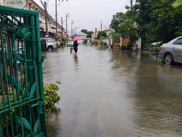 Mưa ngập Bangkok, chàng trai Việt canh điện thoại giúp đồng hương có xe chết máy - Ảnh 1.