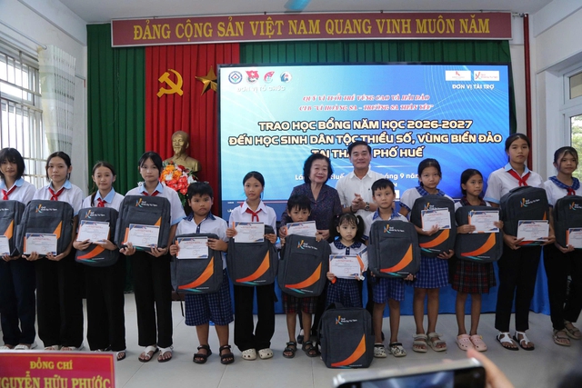 Quỹ Khởi Sự Từ Tâm trao học bổng, bàn giao công trình nhà vệ sinh tại Huế- Ảnh 2.
